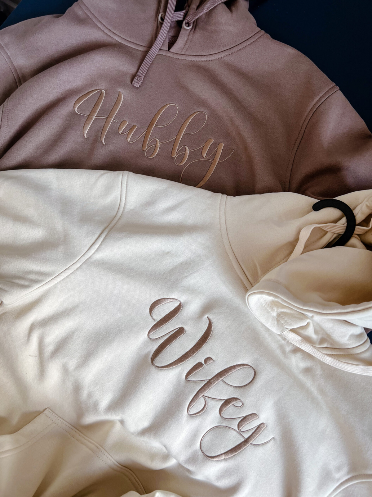 BLUZA - WIFEY / HUBBY KALIGRAFIA - obrazek 3