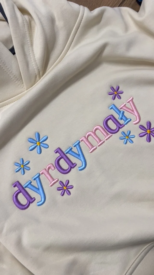 Dobrze, Babciu, będę już grzeczna 😶‍🌫️Bluzy z własnym napisem 3D znajdziecie na www.monikajurasik.com 🌈• personalizacja • haft 3D • haft • nadruki • pomysł na prezent • #bluza #bluzazkapturem #bluzazhaftem #bluzaznadrukiem #koszulka #koszulkaznadrukiem #nadruki #hafty #haftowanie #kobieceinspiracje #girlbosspl #kobietapotrzydziestce #kobietapoczterdziestce #mojapraca #personalizacja #personalizowane #personalizowanyprezent #pomysłnaprezent #prezentdlaniej #prezentdlaprzyjaciółki #prezentdlaniego #ręcznierobione #rękodzieło_pl #rekodzielo_pl #haft3D #3dembroidery #puffembroidery #artystka