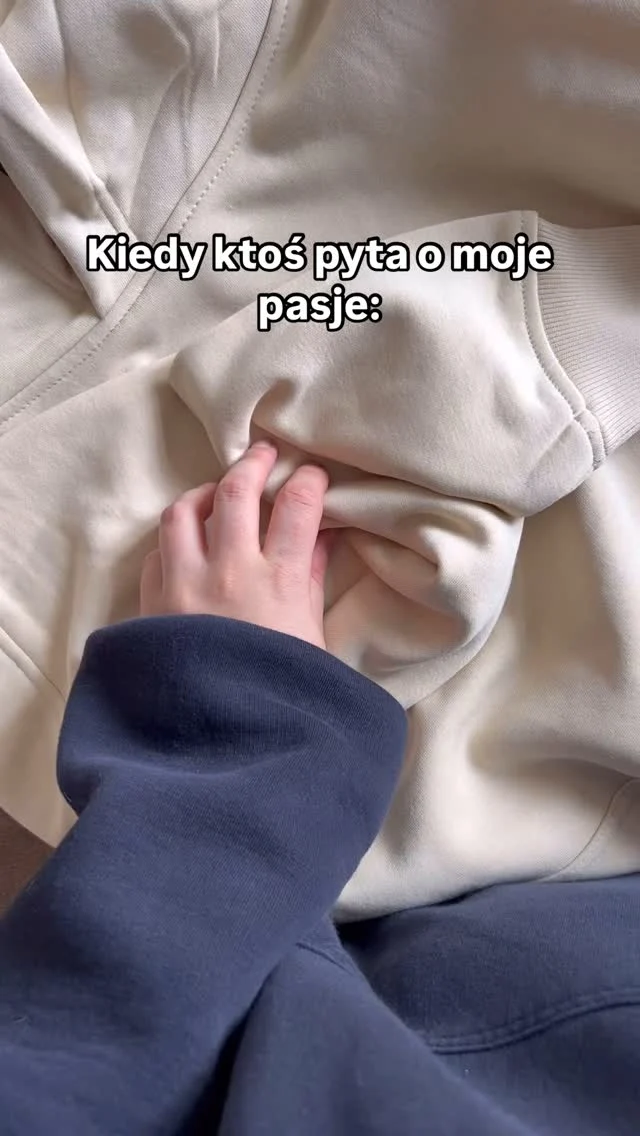 Kocham spanko! Tylko spanko nie bardzo kocha mnie… Ale dziś już kończymy ten chory maraton i zapowiada się śpiący weekend 🛌💤Bluzy z własnym napisem 3D znajdziecie na www.monikajurasik.com w zakładce HAFT 3D• personalizacja • haft 3D • haft • nadruki • pomysł na prezent • #bluza #bluzazkapturem #bluzazhaftem #bluzaznadrukiem #koszulka #koszulkaznadrukiem #nadruki #hafty #haftowanie #kobieceinspiracje #girlbosspl #kobietapotrzydziestce #kobietapoczterdziestce #mojapraca #personalizacja #personalizowane #personalizowanyprezent #pomysłnaprezent #prezentdlaniej #prezentdlaprzyjaciółki #prezentdlaniego #ręcznierobione #rękodzieło_pl #rekodzielo_pl #haft3D #3dembroidery #puffembroidery #artystka