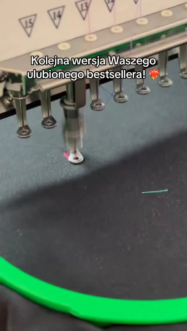 W personalizacji najbardziej uwielbiam to, że sami wymyślacie mi najlepsze pomysły! 🤭❤️Bluzy z własnym napisem 3D znajdziecie na www.monikajurasik.com• personalizacja • haft 3D • haft • nadruki • pomysł na prezent • #bluza #bluzazkapturem #bluzazhaftem #bluzaznadrukiem #koszulka #koszulkaznadrukiem #nadruki #hafty #haftowanie #kobieceinspiracje #girlbosspl #kobietapotrzydziestce #kobietapoczterdziestce #mojapraca #personalizacja #personalizowane #personalizowanyprezent #pomysłnaprezent #prezentdlaniej #prezentdlaprzyjaciółki #prezentdlaniego #ręcznierobione #rękodzieło_pl #rekodzielo_pl #haft3D #3dembroidery #puffembroidery #artystka