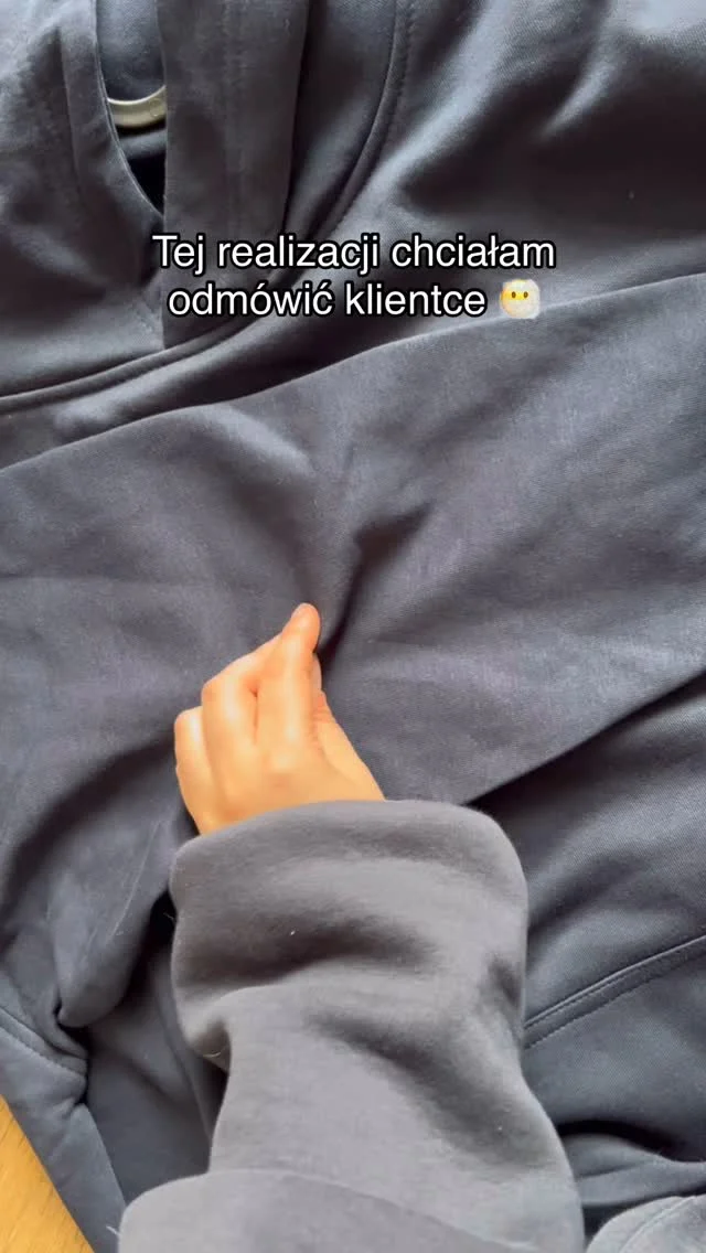 Kocham Wasze pomysły, ale naprawdę potrzebuję odpocząć 😂❤️Bluzy z własnym napisem 3D znajdziecie na www.monikajurasik.com w zakładce HAFT 3D• personalizacja • haft 3D • haft • nadruki • pomysł na prezent • #bluza #bluzazkapturem #bluzazhaftem #bluzaznadrukiem #koszulka #koszulkaznadrukiem #nadruki #hafty #haftowanie #kobieceinspiracje #girlbosspl #kobietapotrzydziestce #kobietapoczterdziestce #mojapraca #personalizacja #personalizowane #personalizowanyprezent #pomysłnaprezent #prezentdlaniej #prezentdlaprzyjaciółki #prezentdlaniego #ręcznierobione #rękodzieło_pl #rekodzielo_pl #haft3D #3dembroidery #puffembroidery #artystka