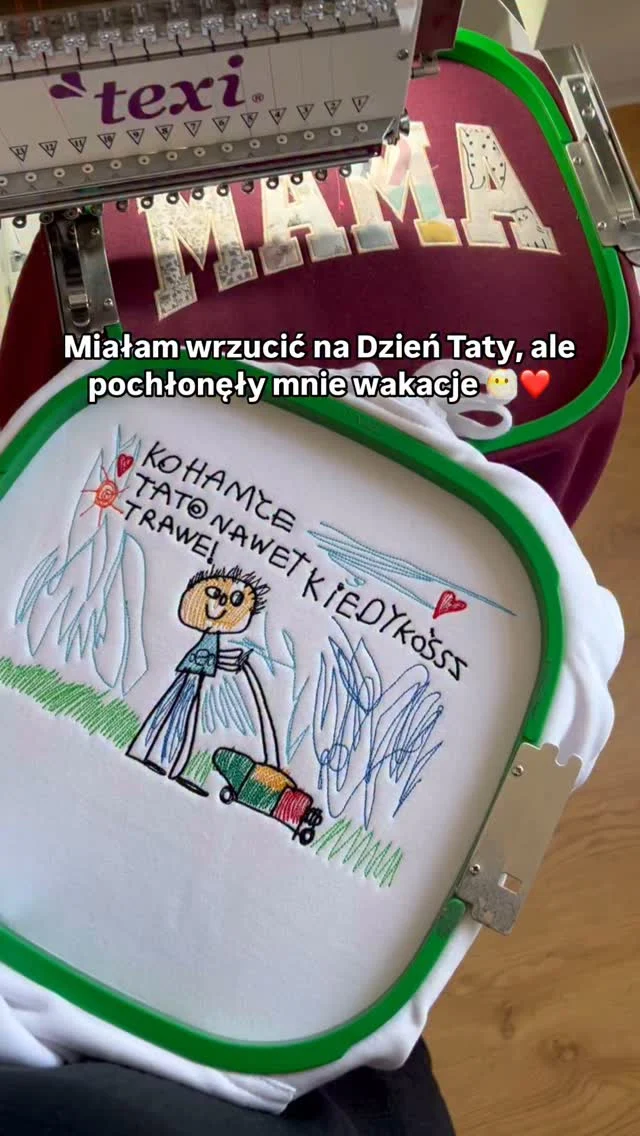 Kochaneczki, pamiętajcie o wydłużonym czasie oczekiwania ❤️ już niebawem do Was wracamy i zasuwamy z zamówieniami, ale ten wypoczynek jest nam naprawdę, NAPRAWDĘ bardzo potrzebny 🫶🏻• haft • mama • macierzyństwo • personalizowany prezent • rękodzieło • pomysł na prezent • #mama #mamaicórka #mamaisyn #mojewszystko #mojemaleństwo #mojedziecko #mojedzieci #jestemmama #jestemmamą #instadzieci #instadziecko #instamama #instamatki #instamatka #mojsynek #mojacóreczka #coreczkamamusi #synekmamusi #synektatusia #coreczkatatusia #rękodzieło_pl #rekodzielo_pl #haft #pamiątka #prezentdlamamy #prezentdlaniej #personalizowanyprezent #personalizowaneprezenty #ręcznierobione #polskierękodzieło