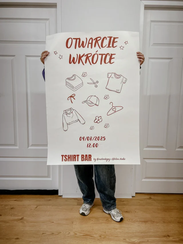 📍Wrocław - nadchodzimy! 9 sierpnia o 12:00 zapraszamy na otwarcie naszego pierwszego punktu stacjonarnego! Nasz nowy concept @tshirtbar.wro pojawi się już lada moment na jedynej w swoim rodzaju @huta_wroclaw ✨A na otwarciu warto być, bo…🤎 przewidujemy kilka nowości i limitowane sztuki tylko w jednym egzemplarzu🤎 jednorazowe duuuuże rabaty i oferty 🤎 okazyjne ceny na outletowe sztukii po prostu… chyba fajnie być u fajnych ludzi w fajnym miejscu, nie?! 🥳@tshirtbar.wro to miejsce, gdzie dorwiecie nasze projekty od ręki, co czyni nas idealnym punktem na prezenty last minute, ale…👉🏻 możecie też spersonalizować dowolną rzecz z Waszej szafy. OD RĘKI! Stara koszulka, bluza, kurtka? Nadamy im wspólnie nowe życie, kiedy Ty sączysz kawkę lub drineczka! 😍👉🏻 możecie też wybrać bazę od nas: koszulka, bluza, czapka, torba… i spersonalizujemy ją w kilka minut! Będzie na Was czekać zawsze masą gotowych wzorów - od mini po maxi! Nadajemy customizacji nowy wymiar: bez czekania tygodniami, realizujemy Twój pomysł tu i teraz! No dobra, to dajcie znać, bo strasznie się stresujemy… przyjdziecie? 🥹9 sierpnia, 12:00, Huta, ul. Grabiszyńska 241 🥳Do zobaczenia! #tshirtbar #hutawroclaw #haft #nadruk #bluzazhaftem #bluzaznadrukiem #nadruki #hafty #koszulka #koszulkaznadrukiem #personalizacja #personalizowane #pomyslnaprezent #wyjatkowyprezent #wroclaw #wroclove #wroclawianka