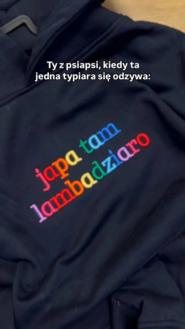 Oeso… 🙄🤡P.S. Kocham dopisywać narrację do zamówionych przez Was napisów. To zdecydowanie moja ulubiona rozrywka ostatnio. 👽Bluzy z własnym napisem 3D znajdziecie na www.monikajurasik.com w zakładce HAFT 3D• personalizacja • haft 3D • haft • nadruki • pomysł na prezent • #bluza #bluzazkapturem #bluzazhaftem #bluzaznadrukiem #koszulka #koszulkaznadrukiem #nadruki #hafty #haftowanie #kobieceinspiracje #girlbosspl #kobietapotrzydziestce #kobietapoczterdziestce #mojapraca #personalizacja #personalizowane #personalizowanyprezent #pomysłnaprezent #prezentdlaniej #prezentdlaprzyjaciółki #prezentdlaniego #ręcznierobione #rękodzieło_pl #rekodzielo_pl #haft3D #3dembroidery #puffembroidery #artystka